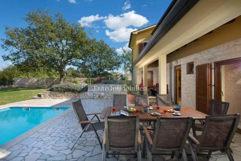 Dintorni di Albona: una casa con piscina, posizione tranquilla – 2
