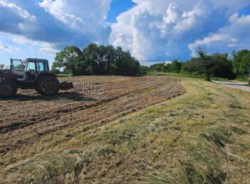 * GRAĐEVINSKO ZEMLJIŠTE 1.410 m² – OKOLICA ŽMINJA * – 2