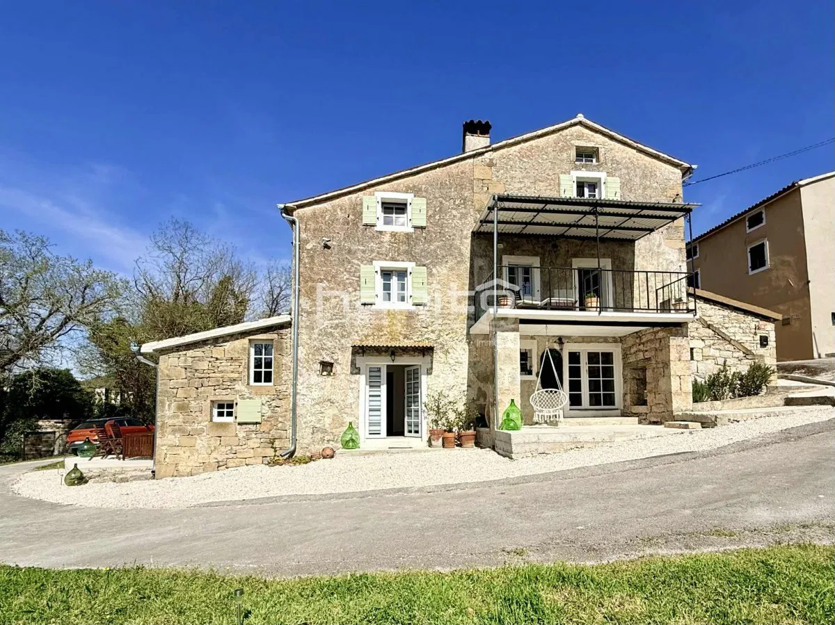 Renovira kamena kuća s očaravajućim pogledom na Motovun