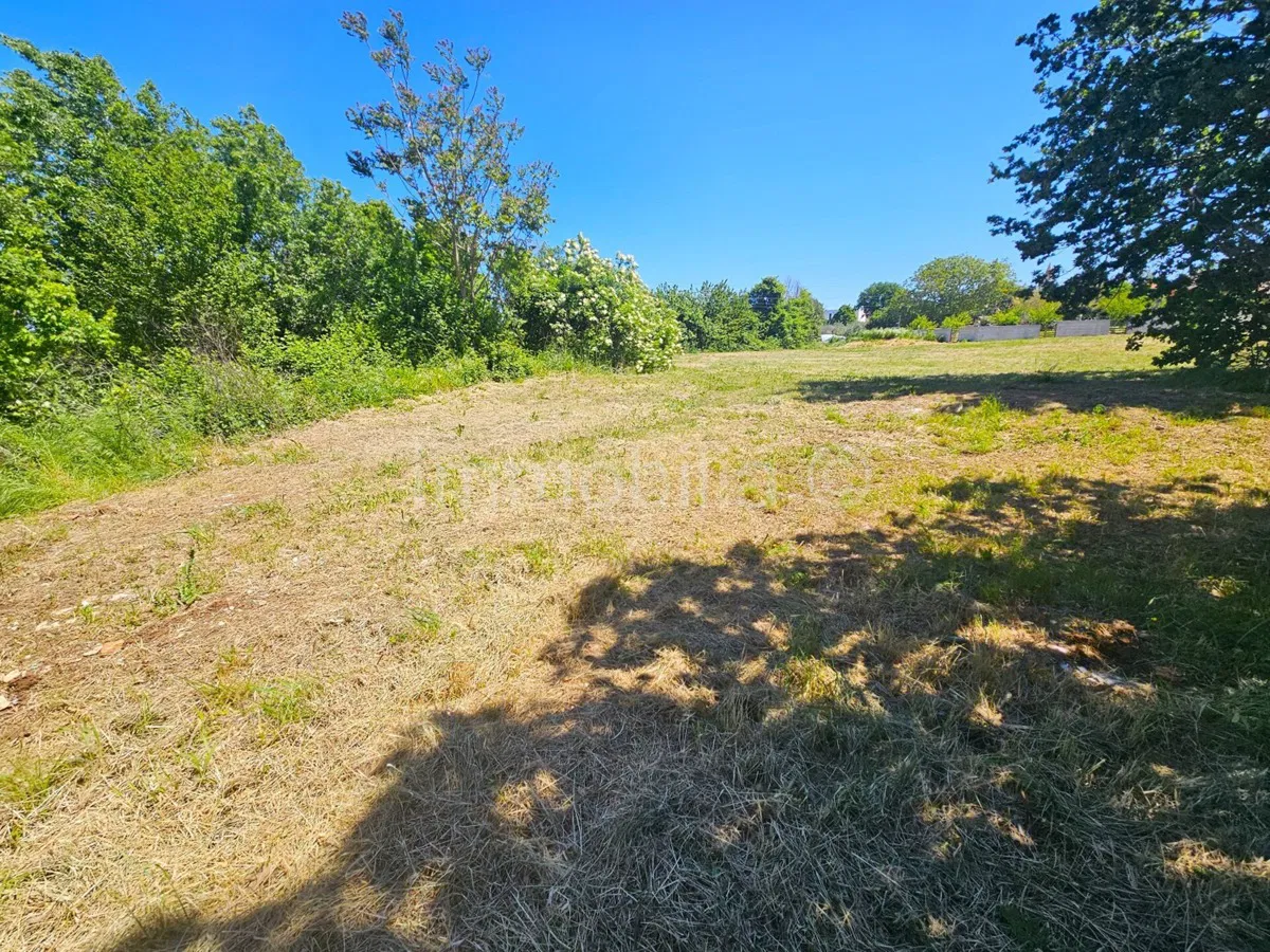 NOVO! GRAĐEVINSKO ZEMLJIŠTE 674 m2 , INFRASTRUKTURA , ŠIŠAN !