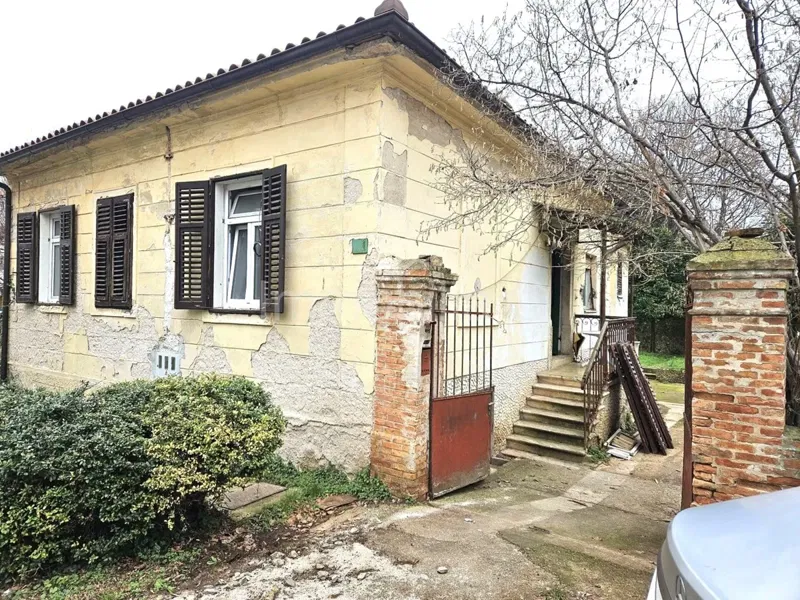 SAMOSTOJEĆA KUĆA NA STOJI , 370 M2 ZEMLJIŠTE , BLIZINA SVIH SADRŽAJA!