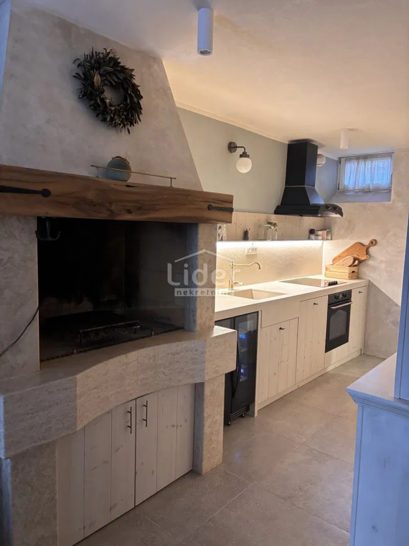OMIŠALJ-Stan 100 m² u renoviranoj kamenoj kući – 2