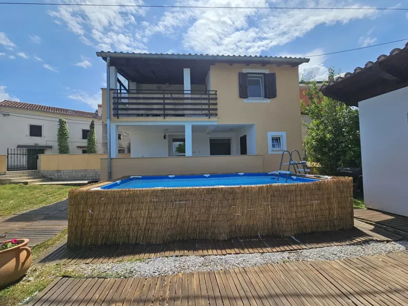 Motovun, Karojba.-samostojeća kuća sa 2 stambene jedinice