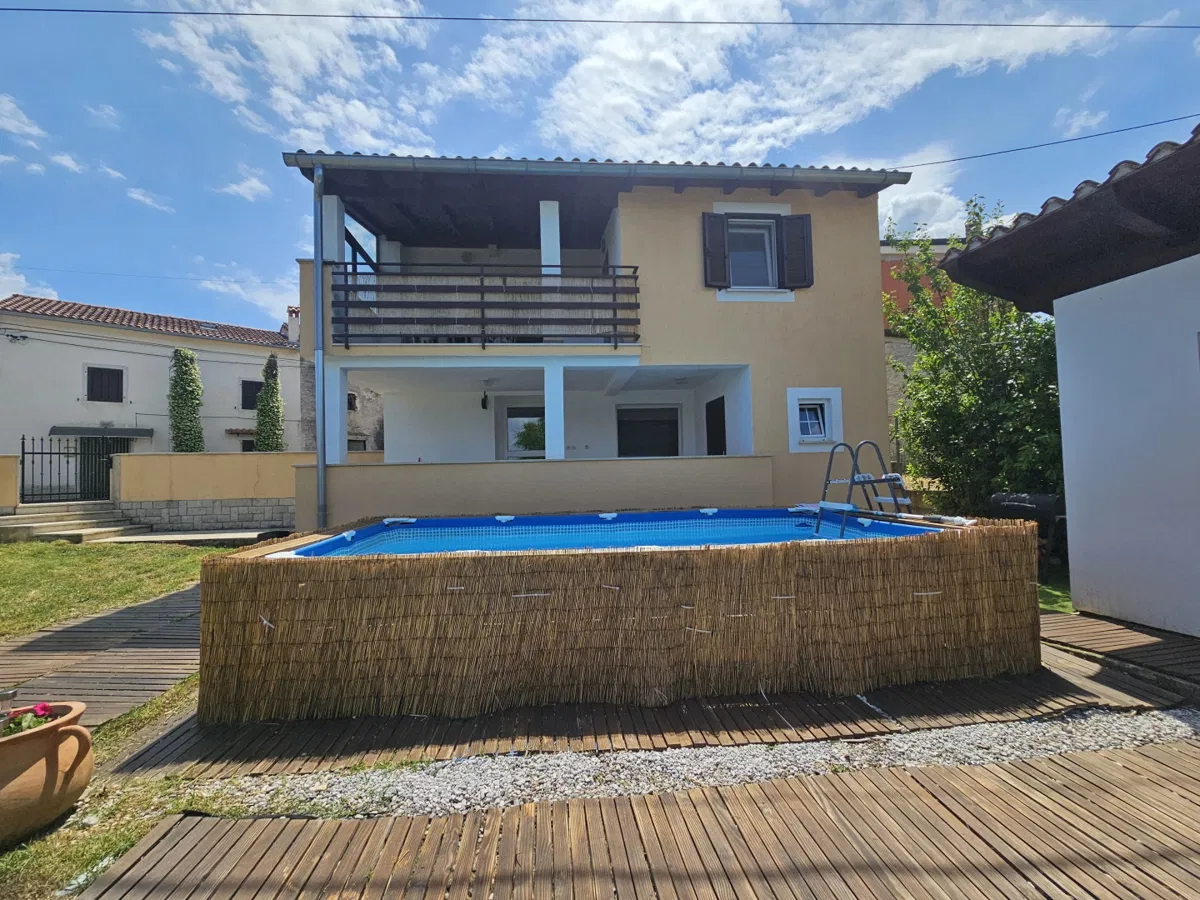 Motovun, Karojba – freistehendes Haus mit 2 Wohneinheiten