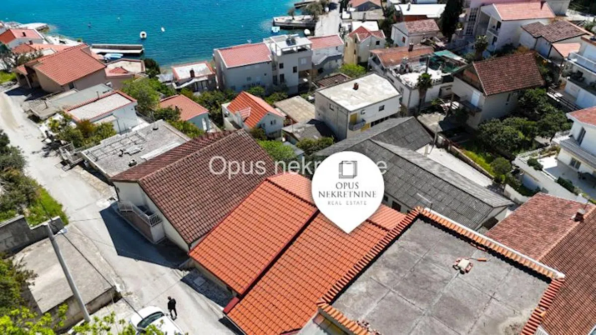 DUBOKA - kuća s 2 etažirana apartmana u blizini mora