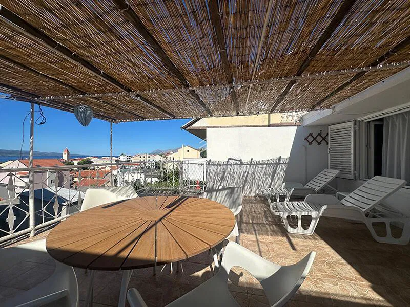 Promajna - apartmanska kuća u blizini plaže