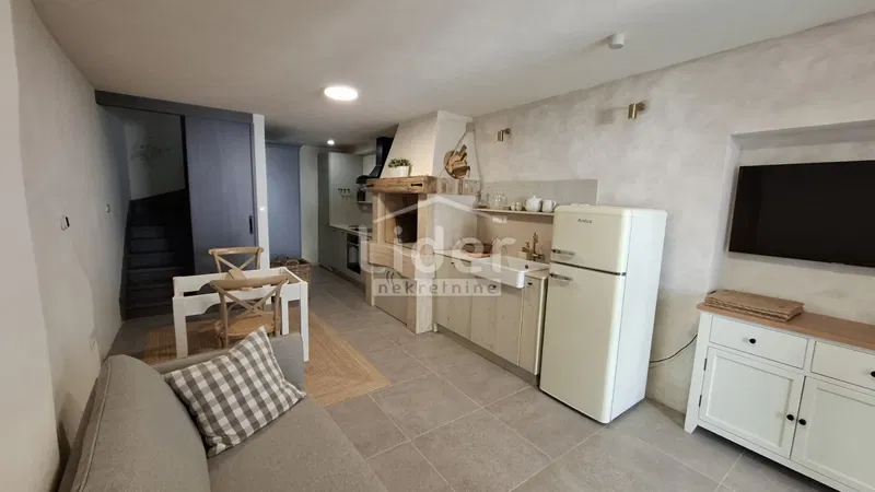 OMIŠALJ-prekrasno uređena kamena kuća sa 2 stambene jedinice – 3