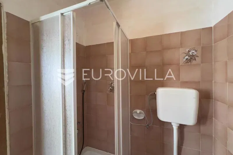 Istria, Poreč vicinity, spacious apartment divided into 3 studio units in a tranquil location – 3