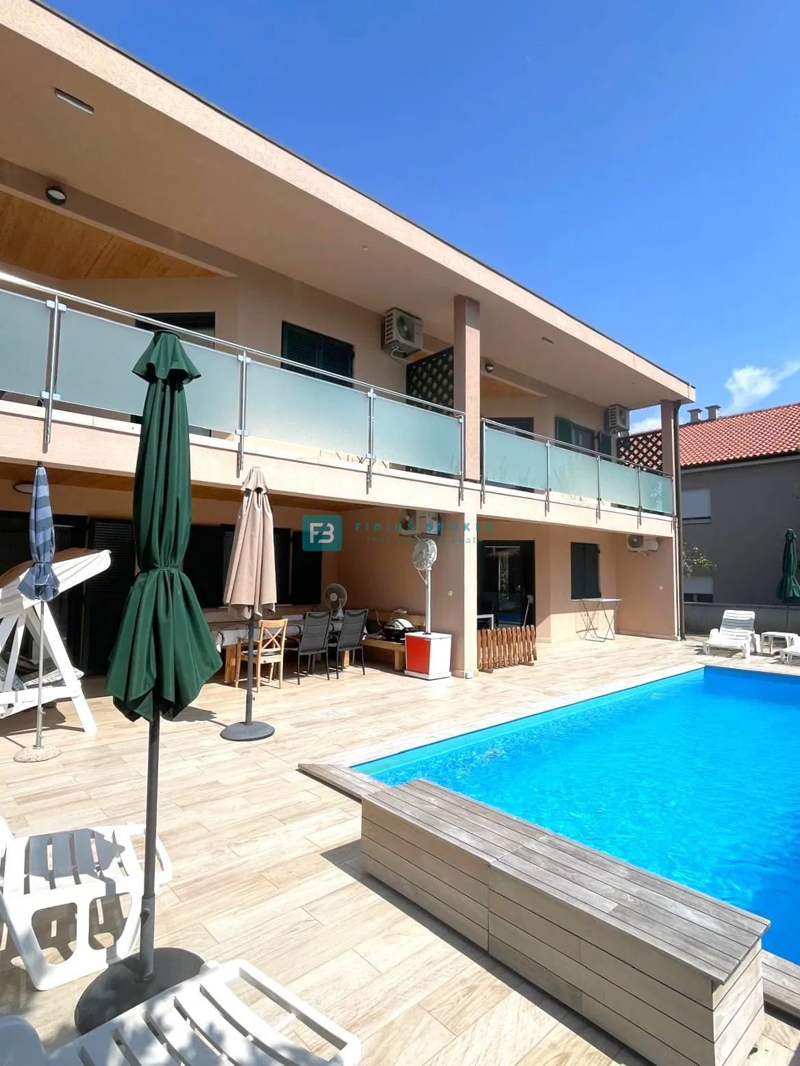 TRIBUNJ, samostojeća kuća, 250 m do mora, 4 apartmana, bazen