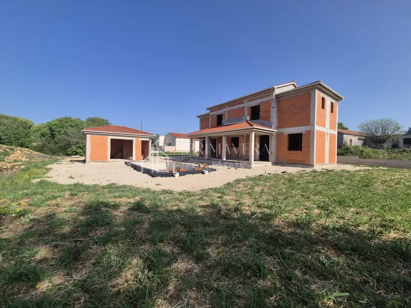 Poličnik, kuća s bazenom i pomoćnim objektom