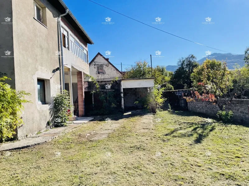 Šibenik, Gračac, Kuća 361m², Grundstück 335m², 2 Geschäftsräume, zur Renovierung