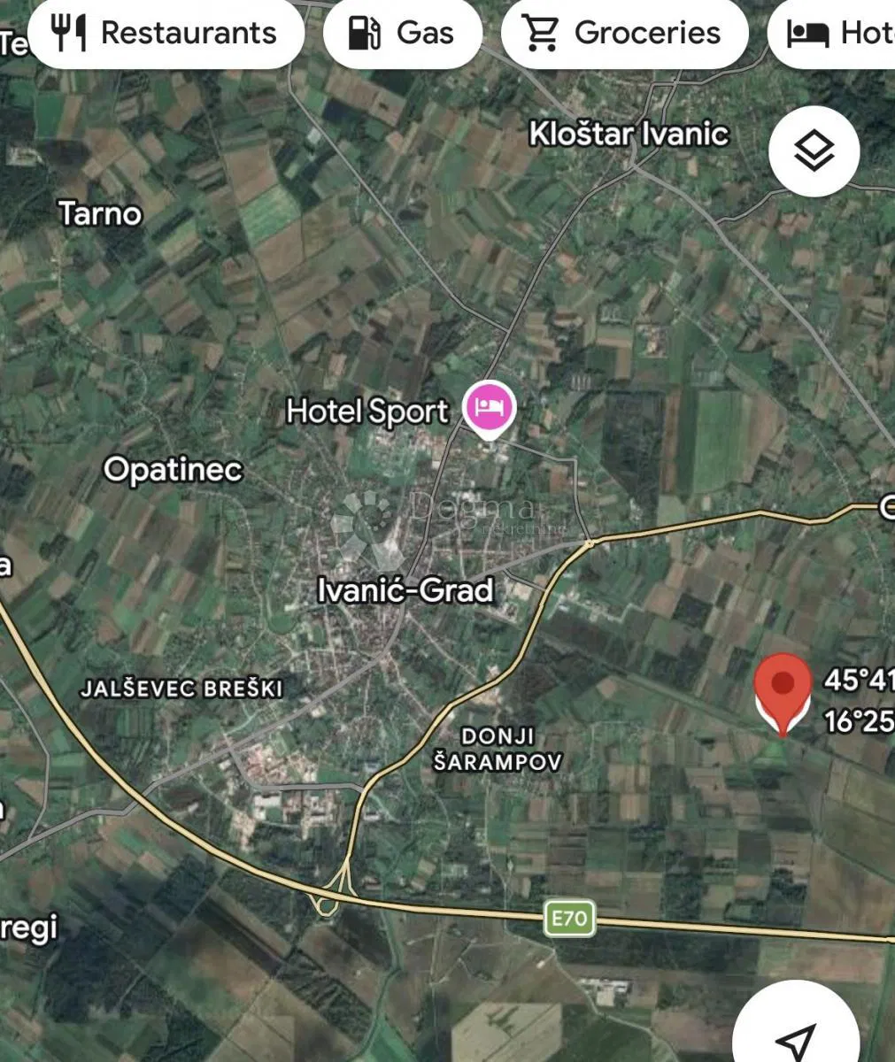 Prostrana parcela sa dva ucrtana objekta, 10153 m²