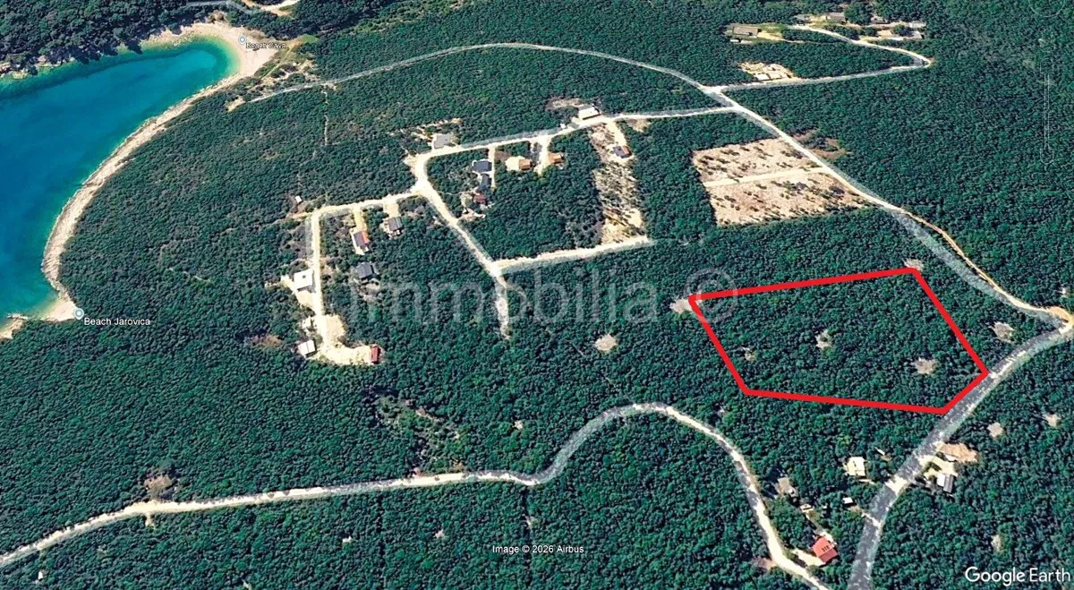 POVOLJNO ! ZEMLJIŠTE 4.000 m2 BLIZU MORA I PLAŽE , PERUŠKI !