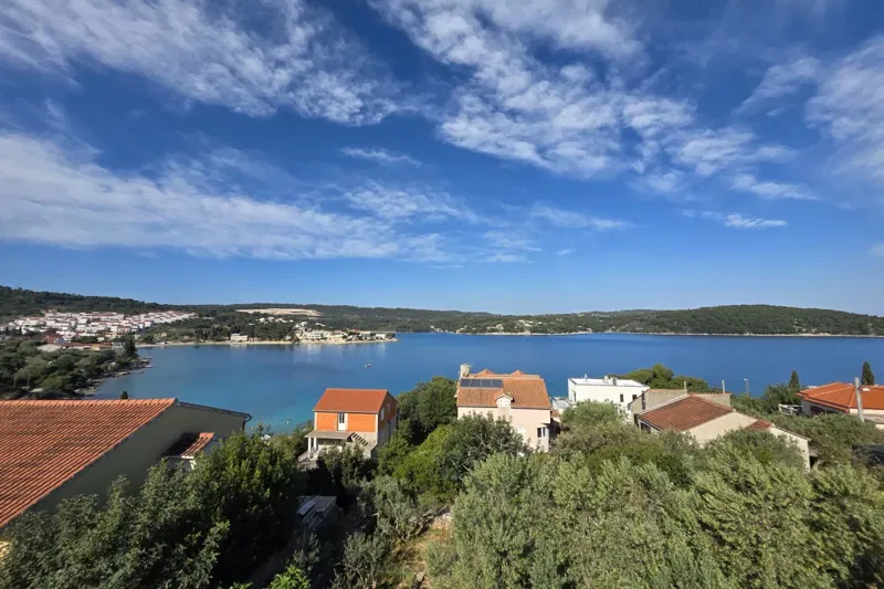 Prostrana kuća s maslinikom i jedinstvenim pogledom na uvalu