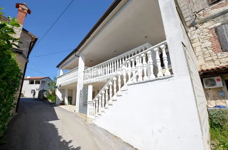 VIŽINADA, PRODAJA  KUĆE SA TRI STANA