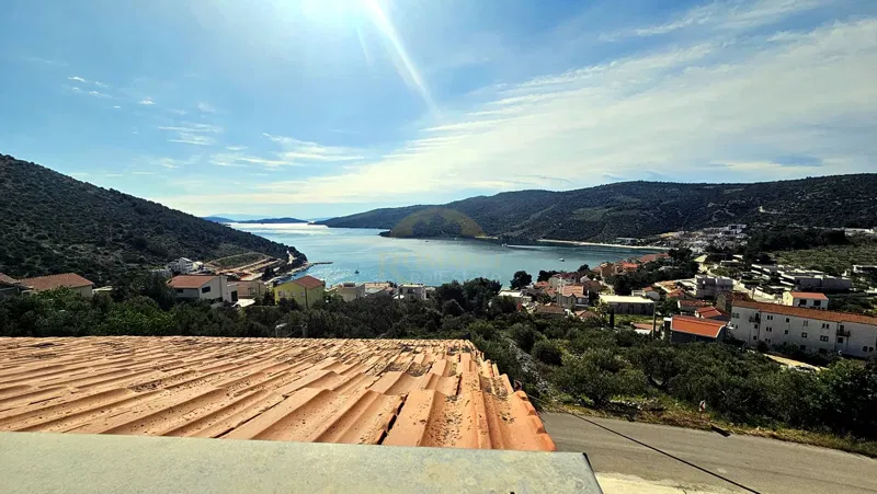 PRODAJA: Kuća s 5 etažiranih stanova i panoramskim pogledom – Marina