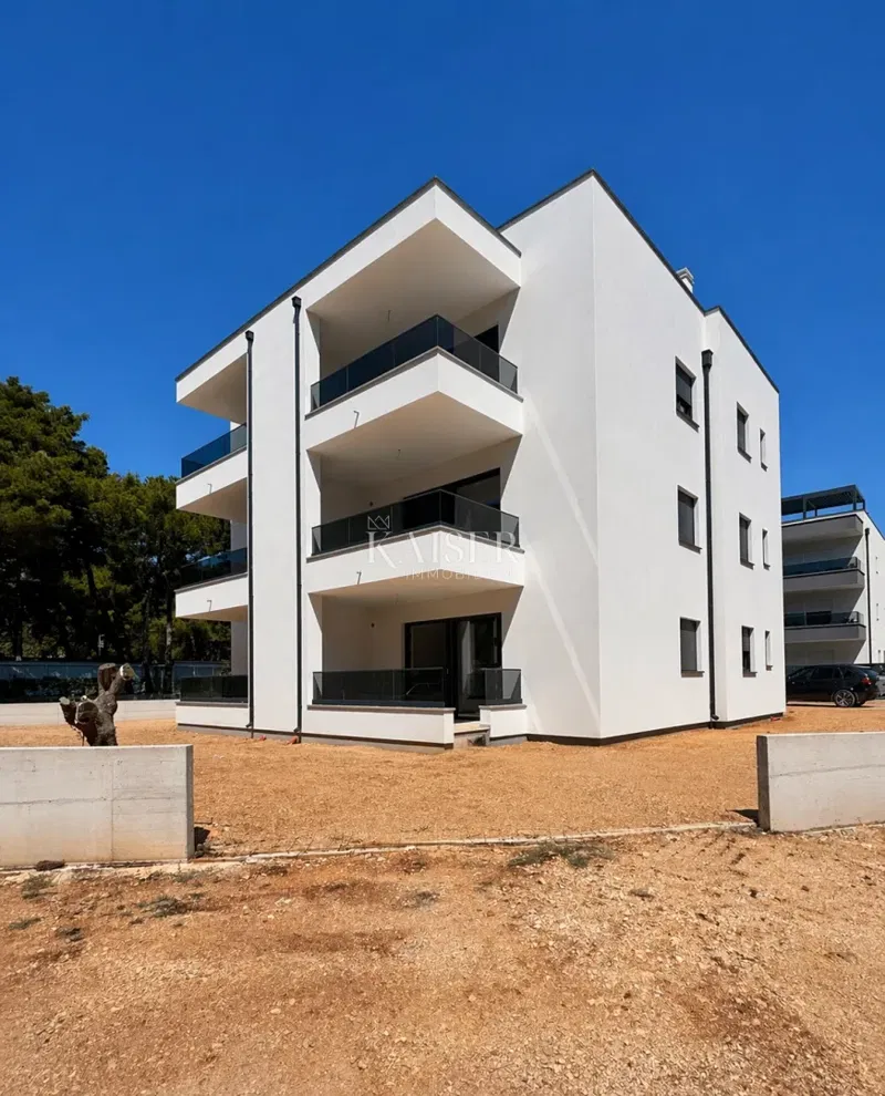 Pakoštane - apartmán S2 so súkromnou záhradou, 300 m od mora