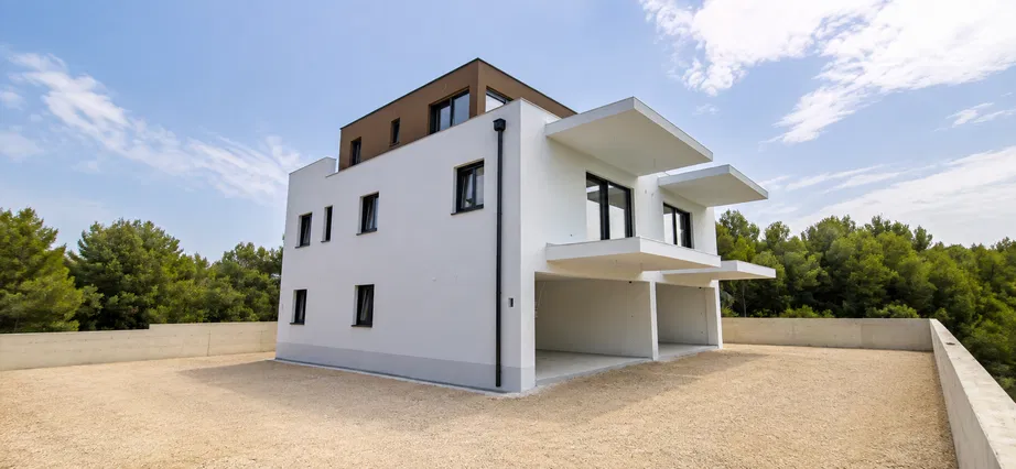 Brodarica – novogradnja, moderni stanovi s garažom, podnim grijanjem i vrhunskom opremom,BLIZINA mora