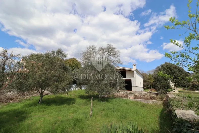 Rovinj, 800 m from the beach, house for renovation with a large yard – 3