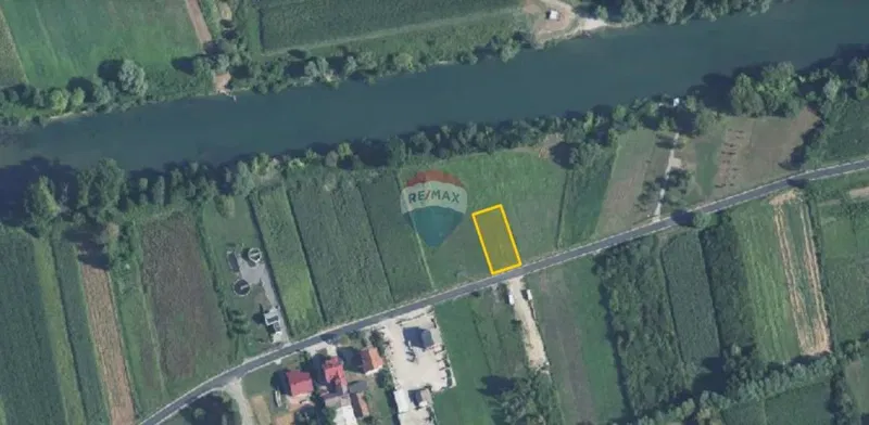 Ozalj, Trška - građevinsko zemljište 840 m2 uz rijeku Kupu idealno za seoski turizam