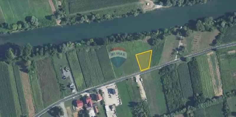 Ozalj, Trška - građevinsko zemljište 1008 m2 uz rijeku Kupu idealno za seoski turizam