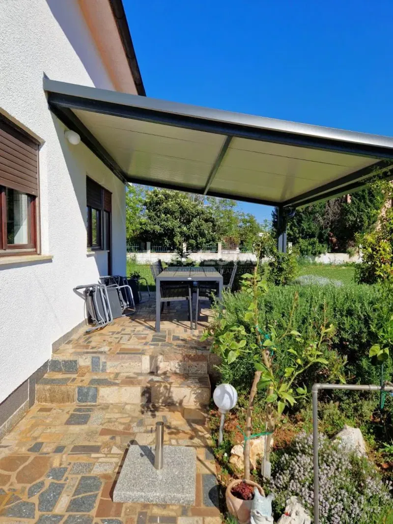 House with 2 residential units and 4000 m² of building land – 2