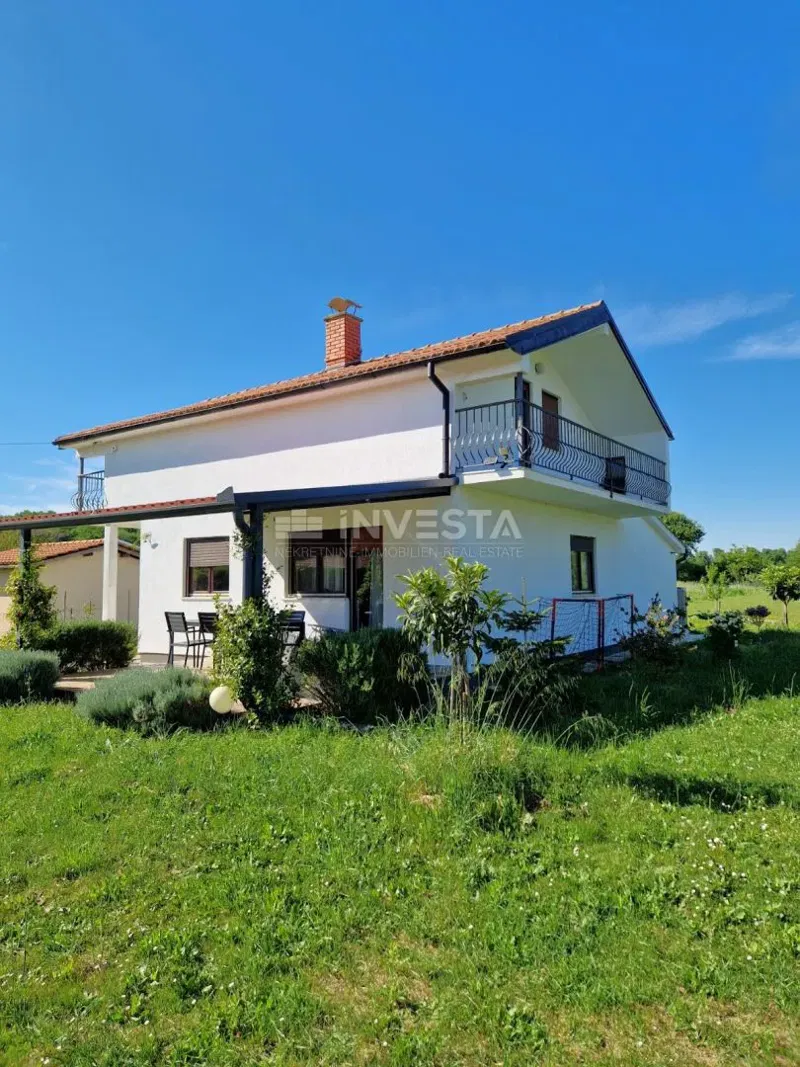House with 2 residential units and 4000 m² of building land – 3
