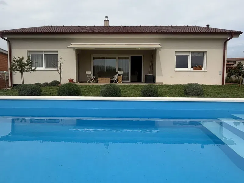 Verkauf, Niedrigenergie-Fertighaus ca. 155 m² mit Pool 23 m², KOP-786