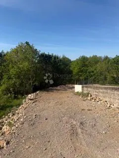 Zemljište okruženo zelenilom