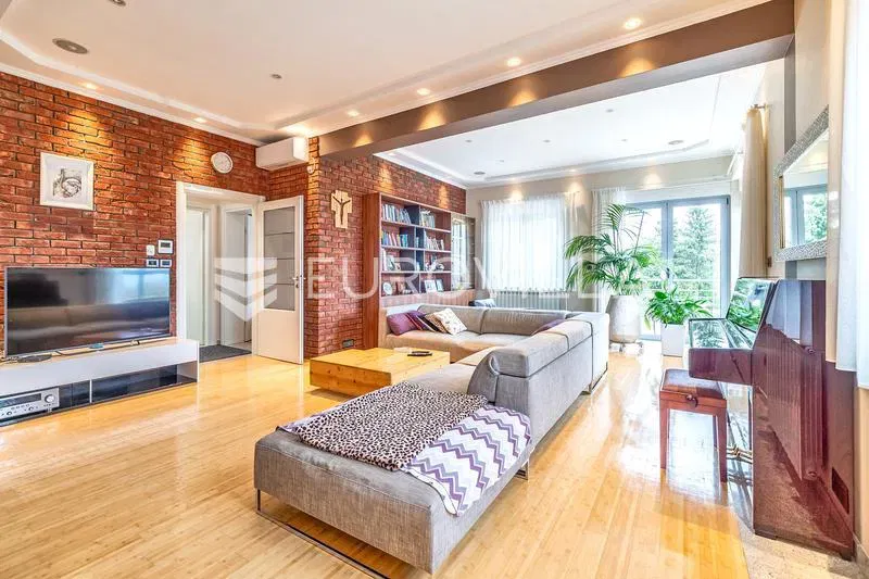 Sveta Nedjelja, Centar prekrasna samostojeća kuća 335 m² na parceli 763 m²