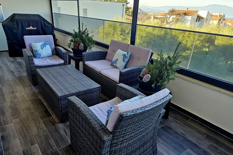 Modern apartment with a large covered terrace – 2
