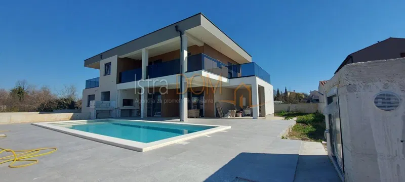 * MODERNA KUĆA S BAZENOM U ISTRI – 360 m² * – 2