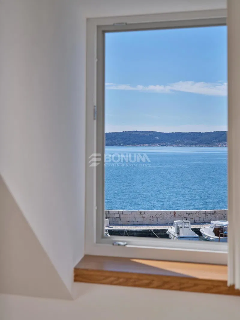 Ekskluzivno prenovljena kamnita hiša v prvi vrsti ob morju – Kaštel Novi – 2