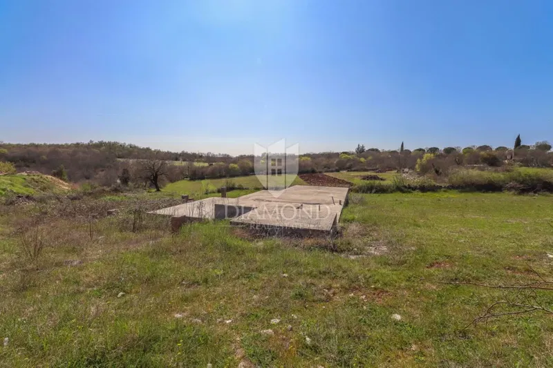 Rovigno, dintorni, terreno con costruzione già iniziata in una posizione tranquilla – 2