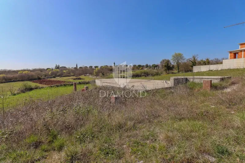 Rovigno, dintorni, terreno con costruzione già iniziata in una posizione tranquilla – 3