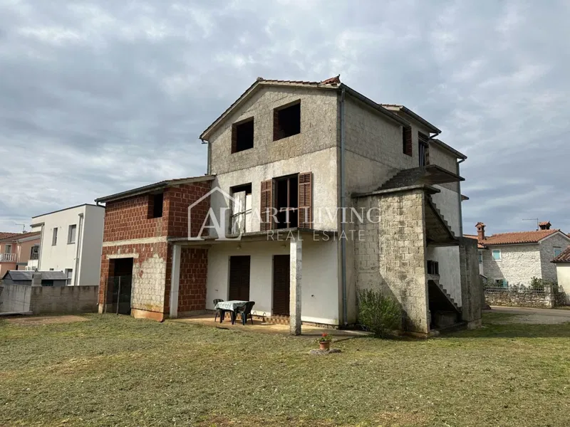 Umag, okolica - hiša za prenovo s 3 stanovanji + kamnita hiša, priložnost za investitorje – 3