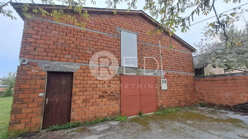 PLETERNICA GOSPODARSKA ZGRADA S DVORIŠTEM