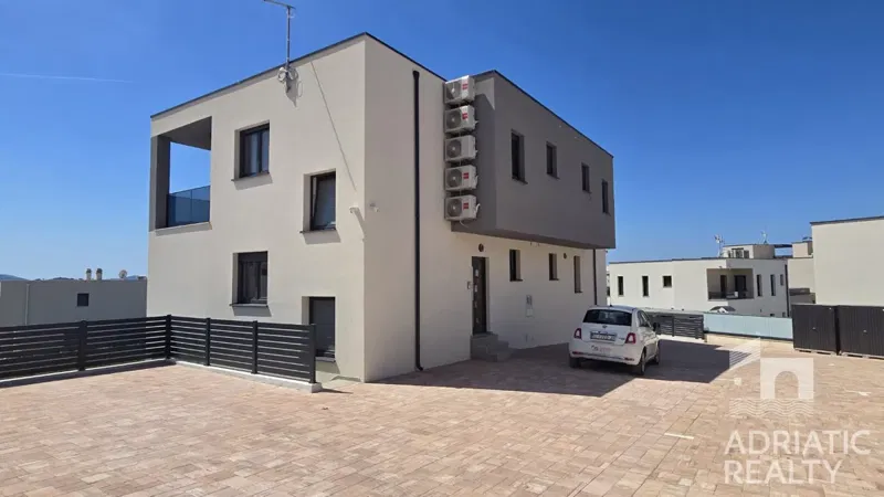 Vodice, semi-detached house with two apartments and a swimming pool, beautiful sea view – 3