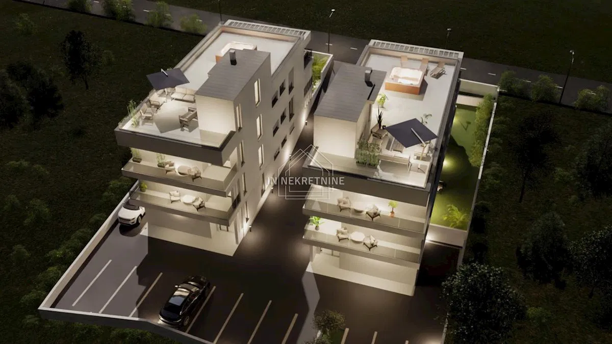 PETRČANE - Novogradnja, apartman s krovnom terasom, 200 m od mora