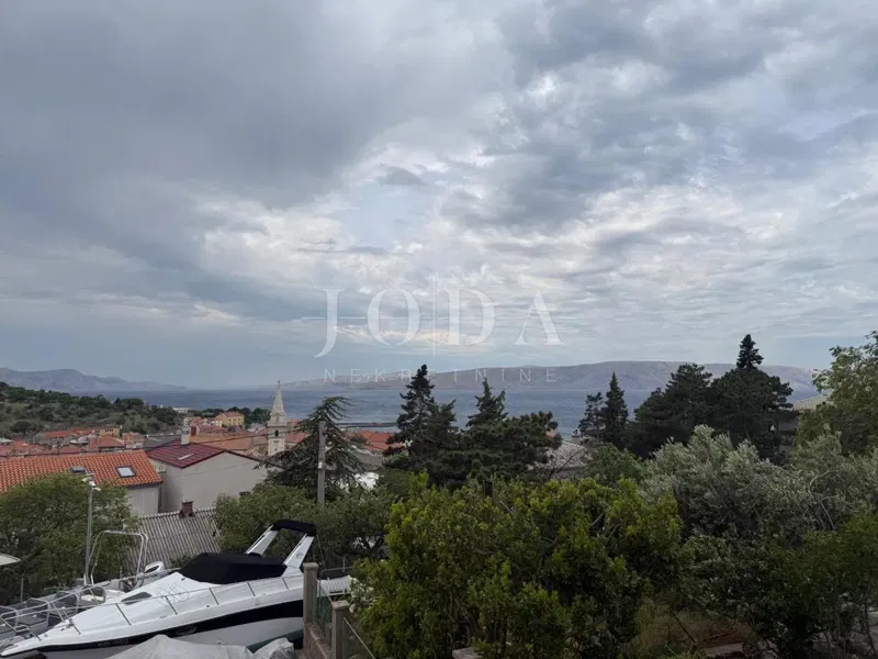 Senj, kuća u nizu s terasom i pogledom na more