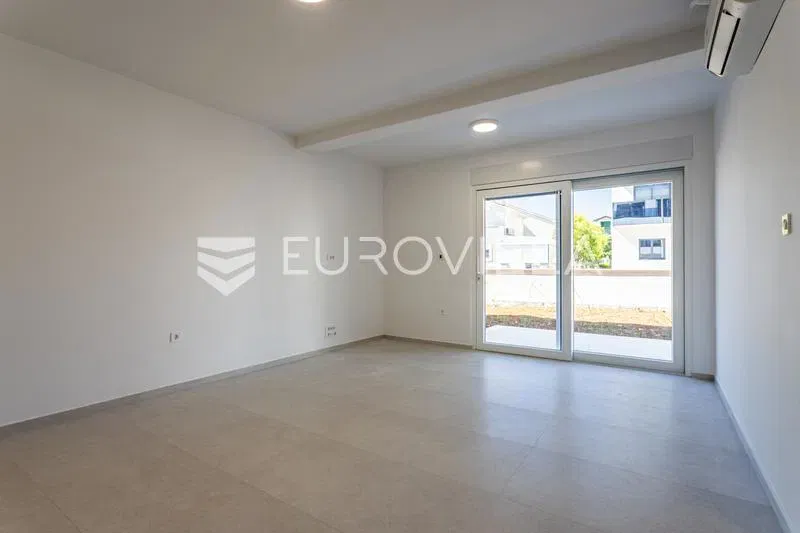Vodice, two-bedroom apartment with a spacious garden on the ground floor – 2