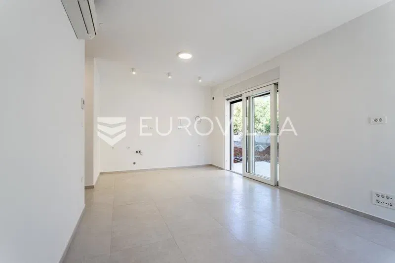 Vodice, two-bedroom apartment with a garden on the ground floor – 2