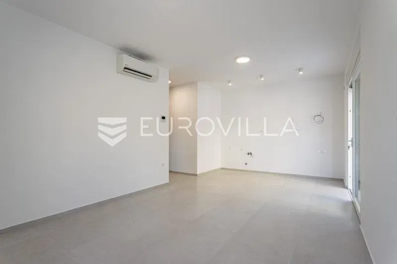 Vodice, two-bedroom apartment with a garden on the ground floor – 3
