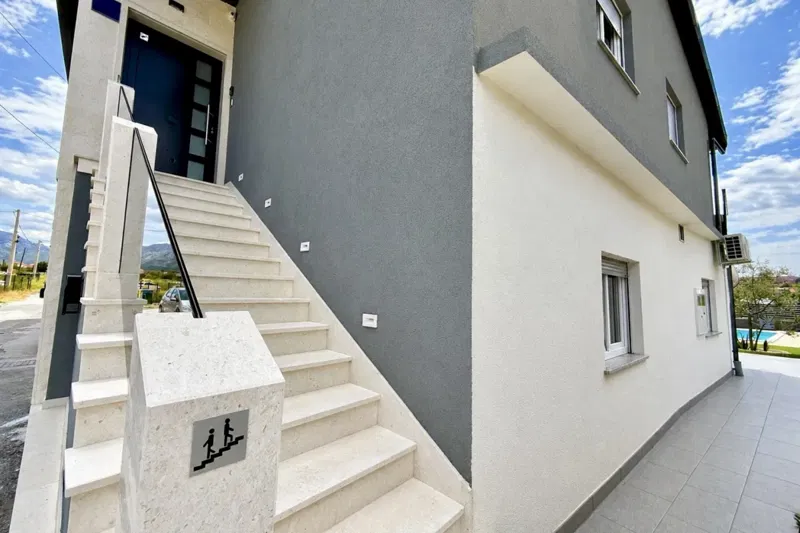 Modern house with a swimming pool and two apartments in a quiet location – 3