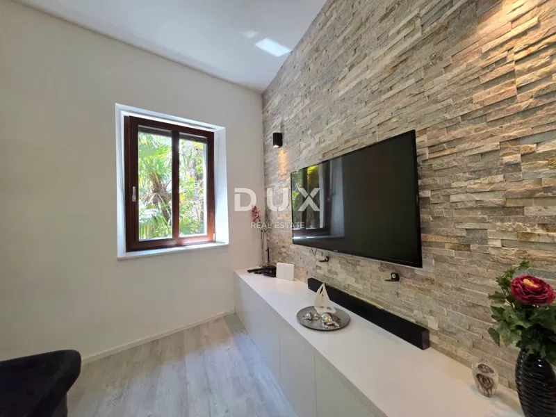 ISTRIA, POREČ - Vendita di appartamento 3BR+DB completamente ristrutturato in zona pedonale, a 100 m dal mare – 2