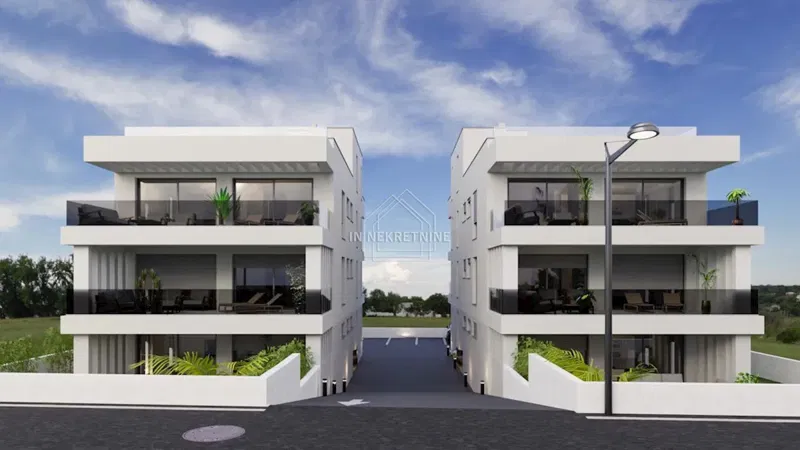 Petrčane – Novogradnja, moderan apartman s krovnom terasom, 200 m od mora