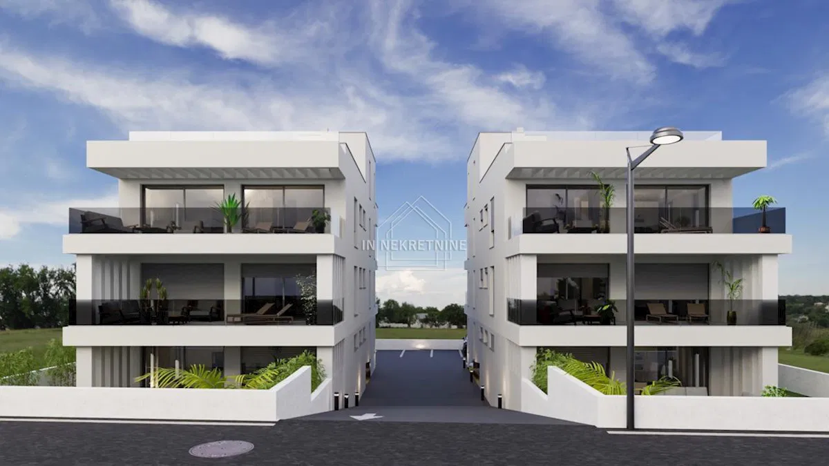 Petrčane – Novogradnja, moderan apartman s krovnom terasom, 200 m od mora