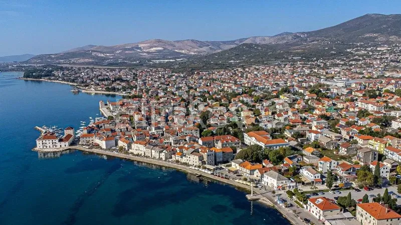 Kaštel Novi, građevinsko zemljište 501m2, prodaja