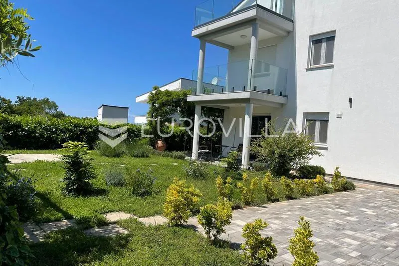 Istria, Žbandaj, three-storey apartment 126 m² with 4 bedrooms, garden and parking – 2