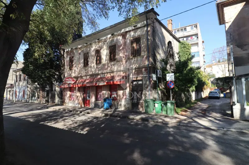 Pavimento di una casa in fase di ristrutturazione nel centro città. – 2